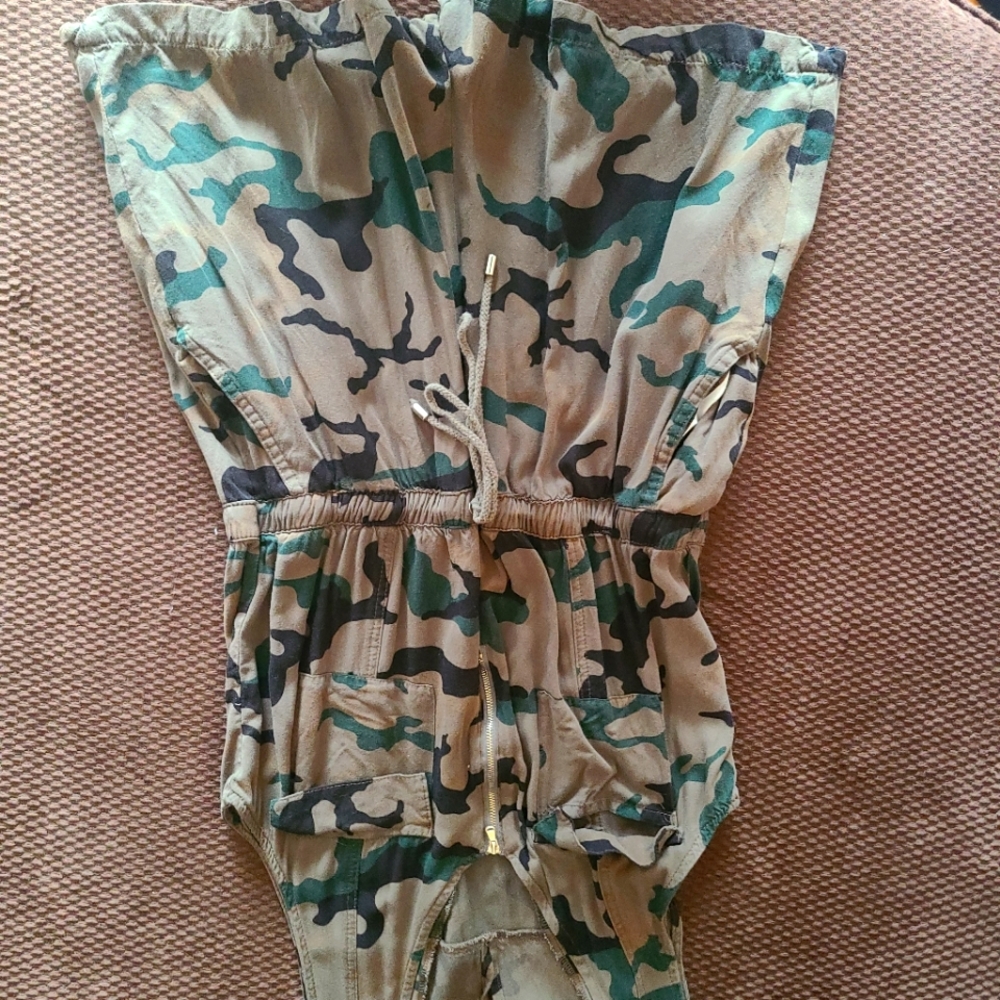 Camo jumper size xl but fits like a med/large.